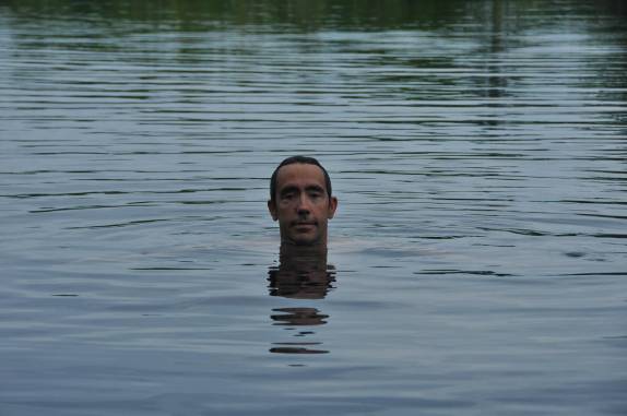 Nadando no Cenote Azul, ao lado da laguna de Bacalar, no sul do Yucatán, no México